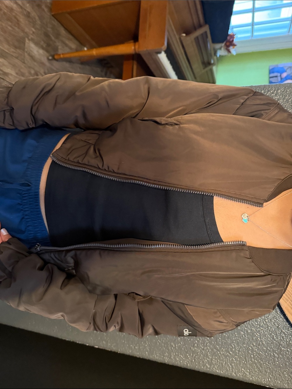 ALO Yoga Women's Brown Cropped Bomber Jacket and matching brown leggings! - Picture 6 of 7